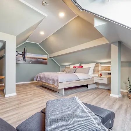 Strandstrasse 16 - 6 *